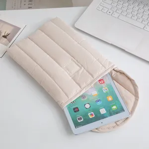 Vista detallada de la funda acolchada crema para tableta con un iPad sobre un escritorio