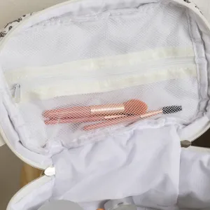 Innendetail der großen Reisekosmetiktasche mit Netztasche mit Reißverschluss und Pinseln