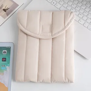 Funda acolchada beige para portátil con textura de rombos y algodón suave