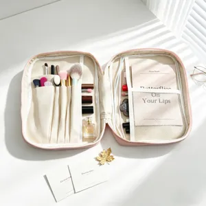 Vista detallada de los compartimentos internos para brochas de maquillaje y cosméticos.