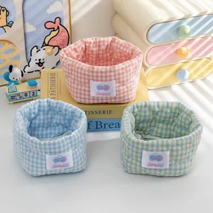 Vue détaillée de paniers de rangement en tissu à carreaux colorés pour le bureau