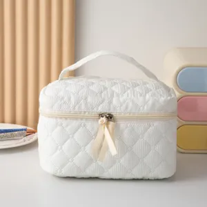 Bolso de maquillaje acolchado blanco grande con elegante detalle de cinta para viaje