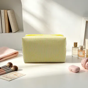 Grande trousse de toilette en seersucker à rayures jaunes avec accessoires de mode