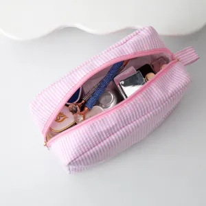 Trousse à maquillage rayée rose et blanc de grande capacité remplie de divers cosmétiques