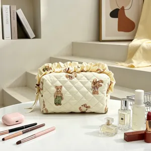 Detailansicht der gesteppten Teddybär-Kosmetiktasche mit elegantem Rüschenrand in gemütlichem Ambiente