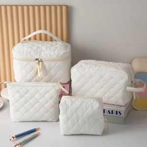 Juego de 4 neceseres acolchados blancos de varios tamaños para viajes y organización de maquillaje