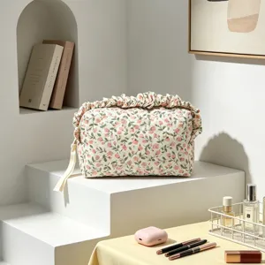 Ästhetische gesteppte Make-up-Tasche mit Blumenmuster und elegantem Rüschenrand