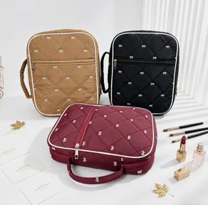 Grandes bolsas de almacenamiento acolchadas con lazos en granate, negro y marrón.