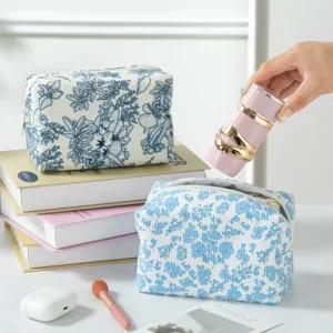 Detailaufnahme von floralen Cord-Kosmetiktaschen für die Aufbewahrung im Alltag