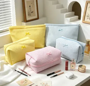 Neceser en relieve tipo gofre en tonos pastel con lazos y accesorios de belleza