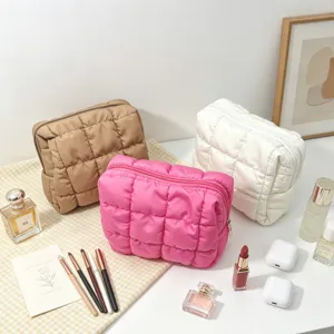 Bolsas de cosméticos acolchadas tipo nube en marrón rosa y blanco para almacenamiento