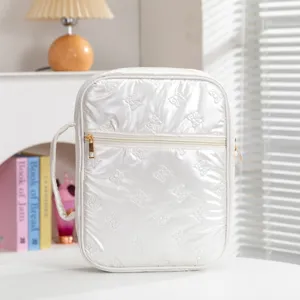 Elegante weiße gesteppte Buchhülle mit glänzendem Schmetterlingsmuster und Griff