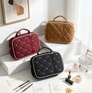 Detalle profesional de tres bolsas acolchadas con lazo en burdeos, marrón y negro mate.