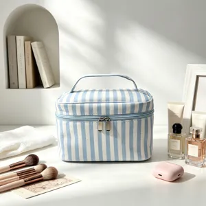 Vue détaillée d'une trousse de maquillage en seersucker à rayures bleues et blanches