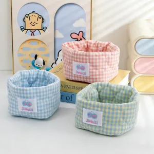 Détail des paniers de rangement en tissu matelassé avec motifs à carreaux colorés