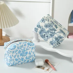 Detailansicht stilvoller blauer Blumen-Cord-Kosmetiktaschen auf einem dekorativen Stand