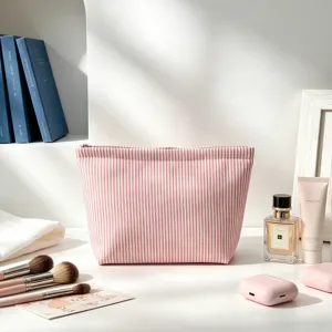 Trousse de maquillage en seersucker à rayures roses avec accessoires de beauté