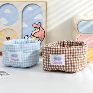 Deux paniers de rangement en tissu à carreaux pour organiser le bureau et cosmétiques