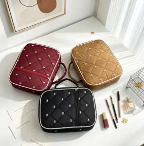 Detalle de las bolsas de almacenamiento acolchadas con lazos y cremallera