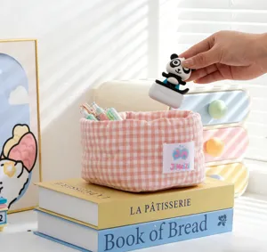 Panier de rangement en tissu à carreaux roses pour l'organisation du bureau et papeterie.