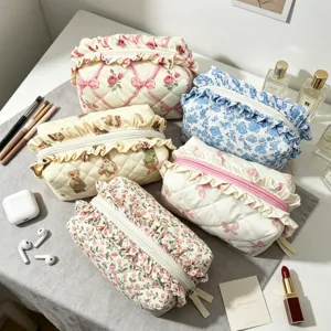 Kosmetiktasche im Koreanischen Stil Gesteppt Floral Mit Süßem Rüschenrand Muster Reißverschluss Tragbare Aufbewahrungstasche Für Damen Reisen Alltag
