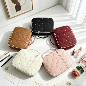 Vista detallada de bolsas de almacenamiento acolchadas con lazo en varios colores para viaje