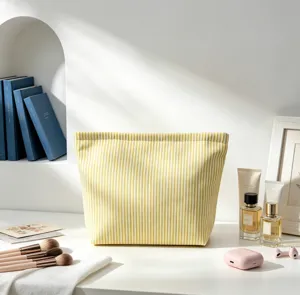 Trousse à maquillage en seersucker à rayures jaunes et blanches avec accessoires et parfums