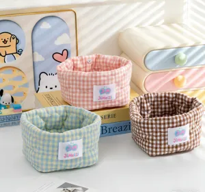 Paniers de rangement en tissu à carreaux pastel, texture matelassée pour le bureau.