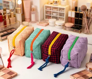 Neceseres acolchados de cuadros en colores contrastados para el almacenamiento de maquillaje