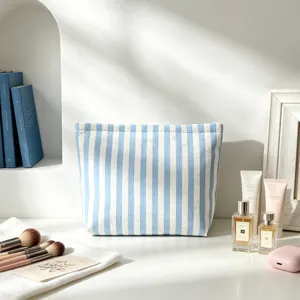 Trousse de maquillage en seersucker à rayures bleues et blanches pour voyage et rangement