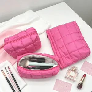 Primer plano detallado de neceseres de maquillaje rosa con accesorios de belleza
