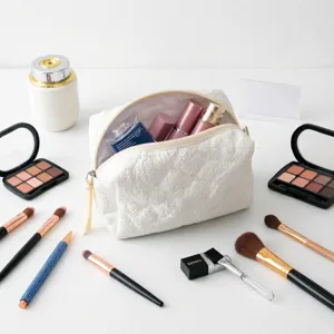 Vista detallada de neceser blanco con textura acolchada y accesorios de maquillaje