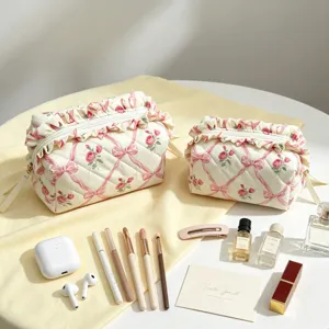Gestepptes Make-up-Taschen-Set mit Rüschenkanten und feinen rosa Schleifenmustern