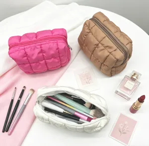 Neceser acolchado estilo nube en rosa, marrón y blanco con varios accesorios de belleza