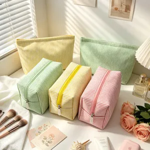 Ensemble de trousses à maquillage en seersucker à rayures pastel jaune vert et rose