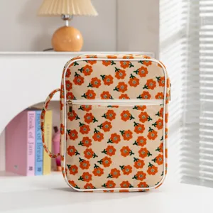 Detailansicht der gesteppten Buchhülle mit orangefarbenem Blumenmuster und Griff