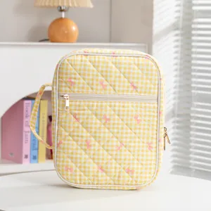 Detailansicht der gelben gesteppten Büchertasche in einem gemütlichen Home Office