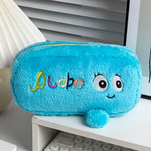 Detailopname van een blauw pluche etui met schattige geborduurde cartoon ogen.
