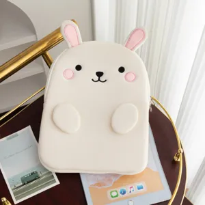 Dettaglio custodia tablet in peluche con ricamo a forma di coniglio bianco su vassoio d'oro