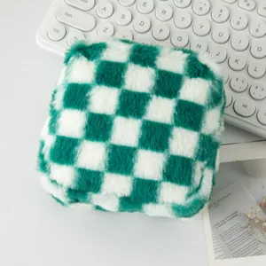 Dettaglio della borsa cosmetica in peluche con motivo a scacchi verde e bianco