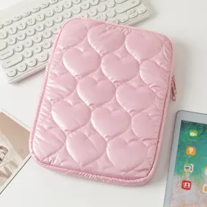 Primer plano de la funda acolchada rosa con corazones para iPad y ordenadores portátiles