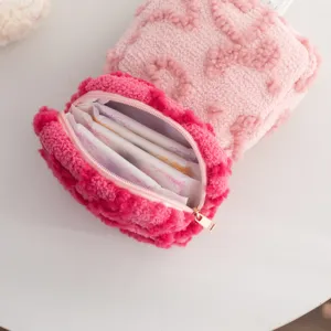 Macro-opname van een open pluche roze opbergtas met een schattig hartjespatroon