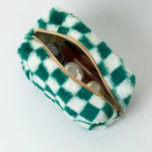 Vue détaillée de la trousse à maquillage en peluche à damier vert et blanc avec pinceaux
