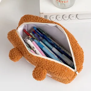 Detailweergave van een grote pluche etui gevuld met diverse kantoorartikelen
