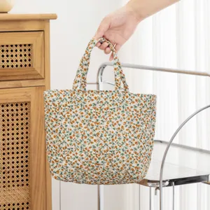 Bolsa de cosméticos acolchada con flores, diseño portátil para uso diario en casa