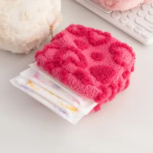 Gedetailleerd overzicht van de roze pluche harttas voor het bewaren van maandverband
