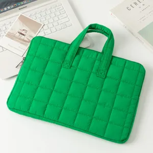 Vista dettagliata della borsa per laptop trapuntata verde brillante