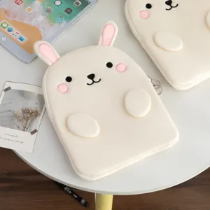 Vista dettagliata della custodia per tablet beige con ricamo a forma di coniglio