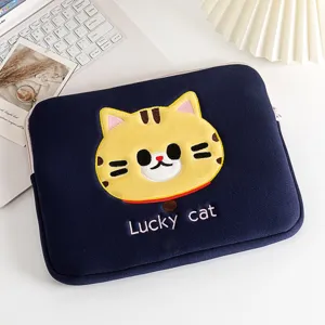 Leuke cartoon gelukskat laptoptas in marineblauw met hoogwaardige borduurdetails.
