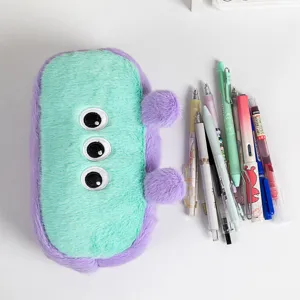 Gedetailleerd overzicht van een schattig pluche monsteretui met drie ogen en pennen